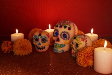 Dia de los muertos - Ölü Kafatası Günü Mumlar ve cempasuchil çiçek sunağı dekorasyonu