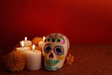 Dia de los muertos - Ölü Kafatası Günü Mumlar ve cempasuchil çiçek sunağı dekorasyonu