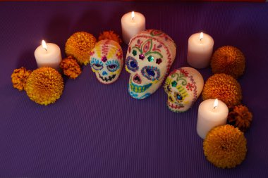 Dia de los muertos - Ölü Kafatası Günü Mumlar ve cempasuchil çiçek sunağı dekorasyonu