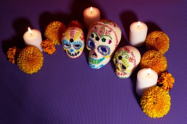 Dia de los muertos - Ölü Kafatası Günü Mumlar ve cempasuchil çiçek sunağı dekorasyonu