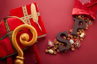 Mitre veya Mijter personeli ve geleneksel Sinterklaas şekerleri ve çikolata mektupları kitabı ile Hollanda bayramı Sinterklaas geçmişi