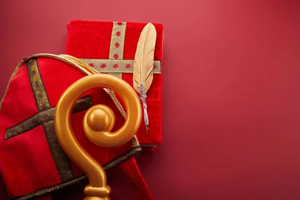 Mitre Mijter Staff Libro Sinterklaas Sul Backgroud Rosso Tradizione Santa — Foto Stock