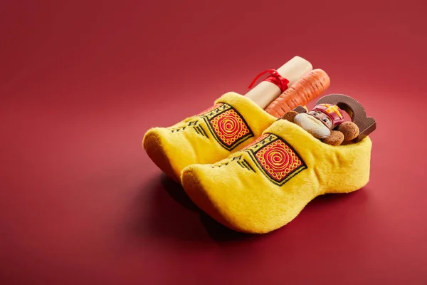 聖ニコラス 赤い背景に靴 ニンジン 伝統的なお菓子とシントラ日 — ストック写真