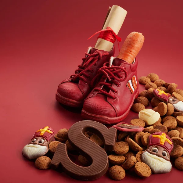 Mikuláš Sinterklaas Den Botou Mrkví Tradičními Sladkostmi Červeném Pozadí — Stock fotografie