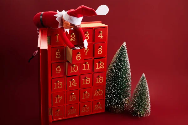Adventskalender Mit Elfe Und Geschenken Auf Rotem Hintergrund — Stockfoto