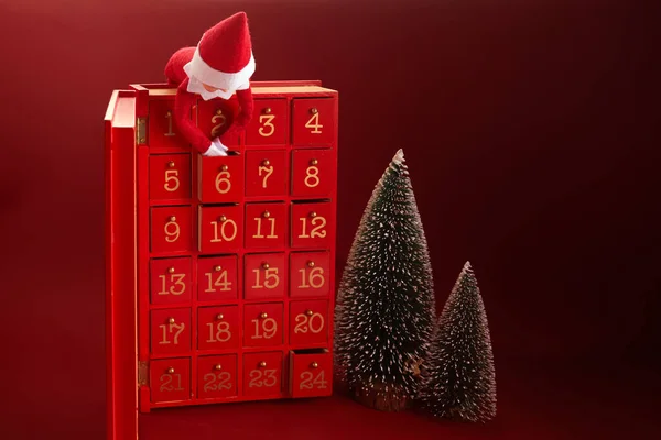 Vánoční Adventní Kalendář Elfem Dárky Červeném Pozadí — Stock fotografie