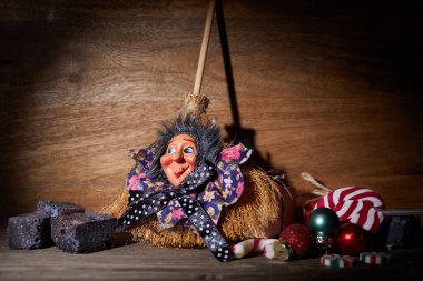 Tatlı kömür ve şekerli Befana. İtalyan Epifani Günü geleneği