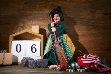 Tatlı kömür ve şekerli Befana. İtalyan Epifani Günü geleneği