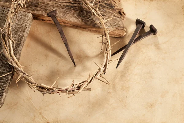 イエス キリストの十字架刑 3つの爪と地上のとげの冠を持つ十字架 — ストック写真