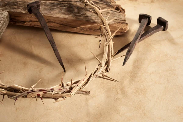イエス キリストの十字架刑 3つの爪と地上のとげの冠を持つ十字架 — ストック写真