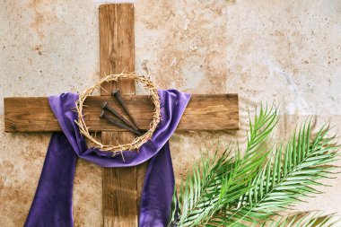 Palm Sunday arka planı. Eski arkaplanda çapraz ve avuç içi