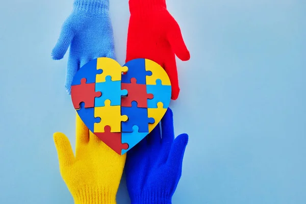 Ręce Trzymając Puzzle Kształt Serca Świadomość Autyzmu Światowy Dzień Świadomości — Zdjęcie stockowe