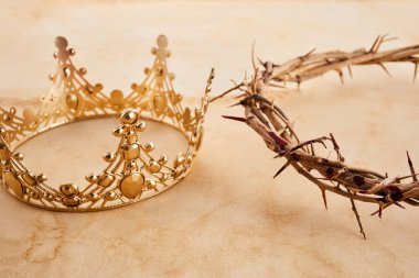 Klasik arka planda Crown of Crown olan dikenli taç. İsa Mesih 'in ölümü ve zaferi