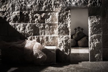 Işık dışarıdan parlarken boş bir mezar. İsa Mesih dirilişi. Hıristiyan Paskalya kavramı
