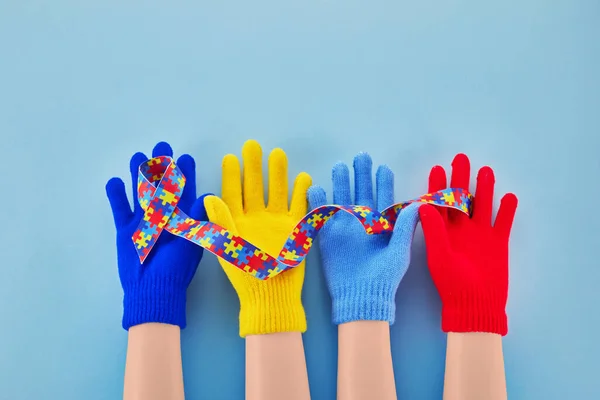 Mãos Segurando Fita Quebra Cabeça Para Dia Mundial Consciência Autismo — Fotografia de Stock