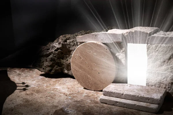 イエスの墓の中からの光 イエス キリストの復活 キリスト教のイースターの概念 — ストック写真