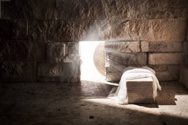 Işık dışarıdan parlarken boş bir mezar. İsa Mesih dirilişi. Hıristiyan Paskalya kavramı