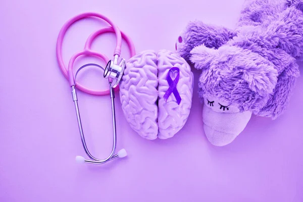 Día Púrpura Día Conciencia Epilepsia Oso Juguete Con Cinta Púrpura —  Fotos de Stock