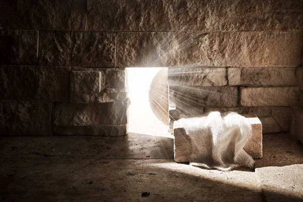 清澈的坟墓 光明从外面照耀着 耶稣基督复活 基督教复活节的概念 — 图库照片