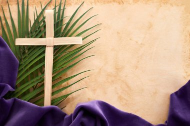 Palm Sunday arka planı. Eski arkaplanda çapraz ve avuç içi