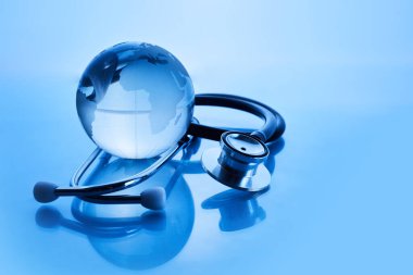 Dünya Sağlık Günü. Küresel Sağlık Bilinci Konsepti. Mavi arkaplanda Globe ve Stetoskop
