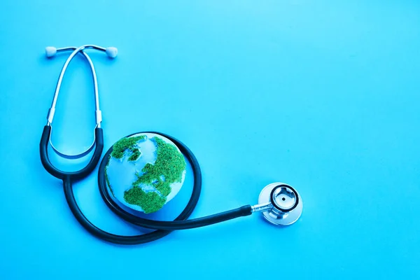 Världshälsodagen Global Health Awareness Concept Globe Och Stetoskop Blå Bakgrund — Stockfoto