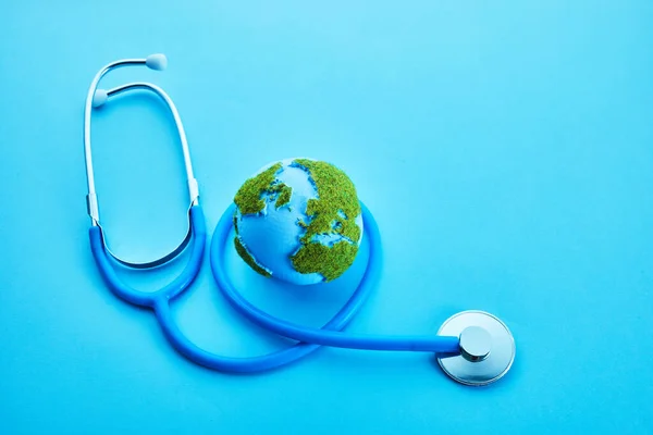 Världshälsodagen Global Health Awareness Concept Globe Och Stetoskop Blå Bakgrund — Stockfoto