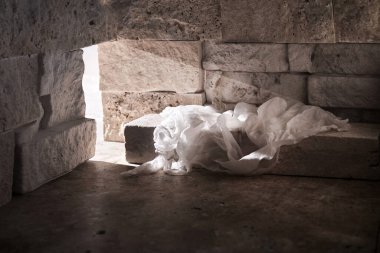 Işık dışarıdan parlarken boş bir mezar. İsa Mesih dirilişi. Hıristiyan Paskalya kavramı