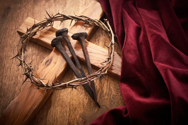 耶稣的王冠荆棘和钉子在古旧和隆重的背景下 — 图库照片