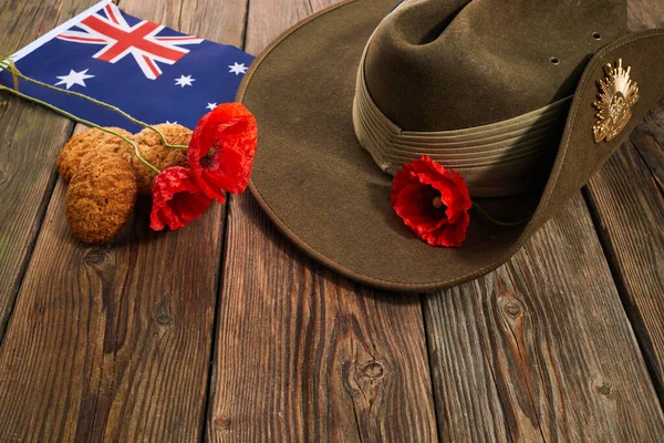 Australijski Dzień Anzaka Australijska Armia Garbić Kapelusz Czerwony Mak Tradycyjne — Zdjęcie stockowe