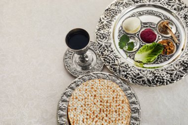 Eski arkaplanda sembolik Hamursuz Bayramı, Pesach, öğeler ve yemek kompozisyonu