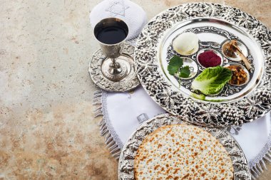 Taştan arkaplanda sembolik Hamursuz Bayramı, Pesach, öğeler ve yemek kompozisyonu