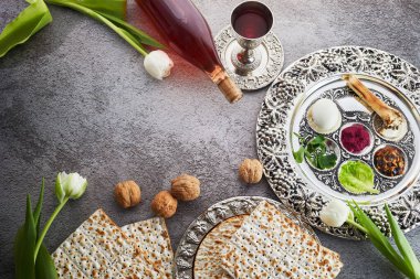 Geleneksel yemek, ceviz, matza ve şaraplı Hamursuz Bayramı tabağı..