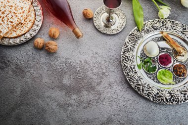 Geleneksel yemek, ceviz, matza ve şaraplı Hamursuz Bayramı tabağı..