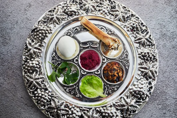 Passover Seder Talíř Tradičním Jídlem Grunge Pozadí — Stock fotografie