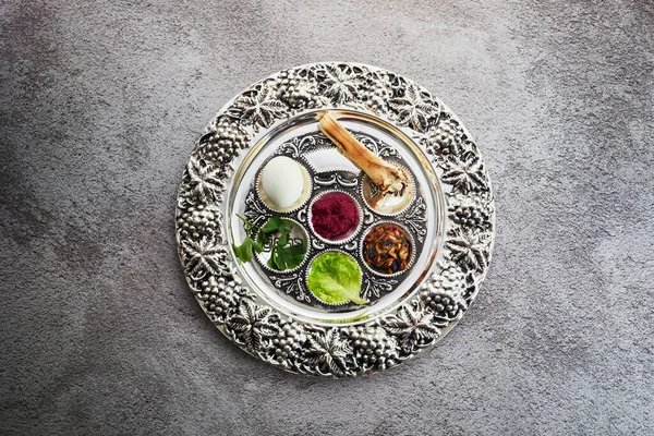Пасхальна Тарілка Седера Традиційною Їжею Гранжевому Фоні — стокове фото