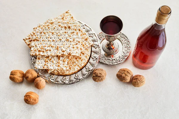 逾越节庆祝的概念 Matzah 红色犹太和核桃仁 — 图库照片