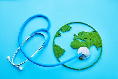 Dünya Sağlık Günü. Küresel Sağlık Bilinci Konsepti. Mavi arkaplanda Globe ve Stetoskop