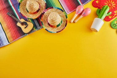 Cinco de Mayo tatil geçmişi. Marakas, kaktüs ve sarı arka planda şapka.