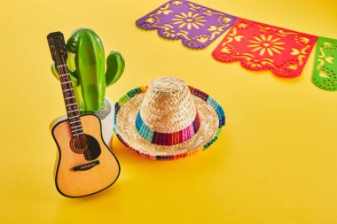 Cinco de Mayo tatil geçmişi. Kaktüs, gitar ve sarı arka planda şapka.