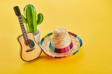 Cinco de Mayo tatil geçmişi. Kaktüs, gitar ve sarı arka planda şapka.