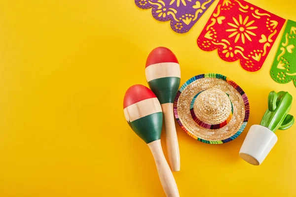 Cinco Mayo Tatil Geçmişi Marakas Kaktüs Sarı Arka Planda Şapka — Stok fotoğraf