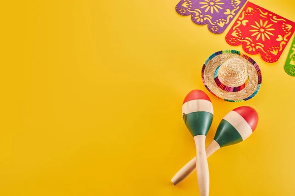Cinco Mayo Vakantie Achtergrond Maracas Cactus Hoed Gele Achtergrond — Stockfoto