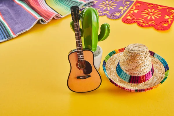 Cinco Mayo Tle Wakacje Kaktus Gitara Kapelusz Żółtym Tle — Zdjęcie stockowe