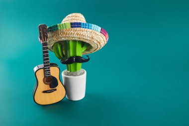 Cinco de Mayo tatil geçmişi. Yeşil arka planda kaktüs, şapka ve gitar.
