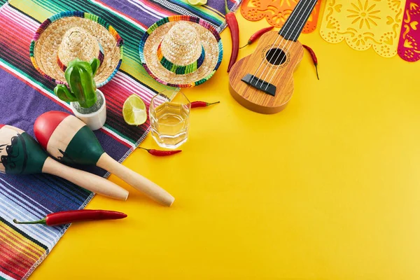 Fondo Vacaciones Cinco Mayo Maracas Cactus Sombrero Sobre Fondo Amarillo — Foto de Stock