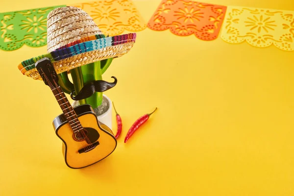 Cinco Mayo Tle Wakacje Kaktus Kapelusz Gitara Żółtym Tle — Zdjęcie stockowe
