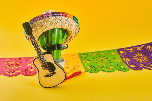 Cinco Mayo Semester Bakgrund Kaktus Hatt Och Gitarr Gul Bakgrund — Stockfoto
