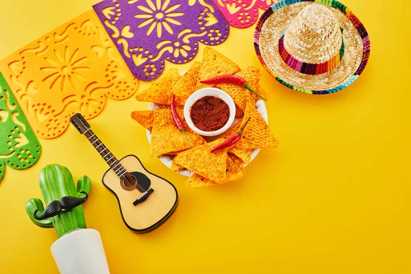 Koncepcja Świętowania Cinco Mayo Kaktus Marakasy Kapelusz Sombrero Żółtym Tle — Zdjęcie stockowe