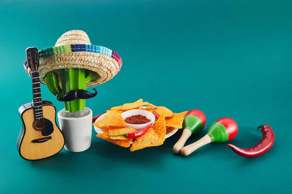 Koncepcja Świętowania Cinco Mayo Kaktus Marakasy Kapelusz Sombrero Pochyłym Zielonym — Zdjęcie stockowe